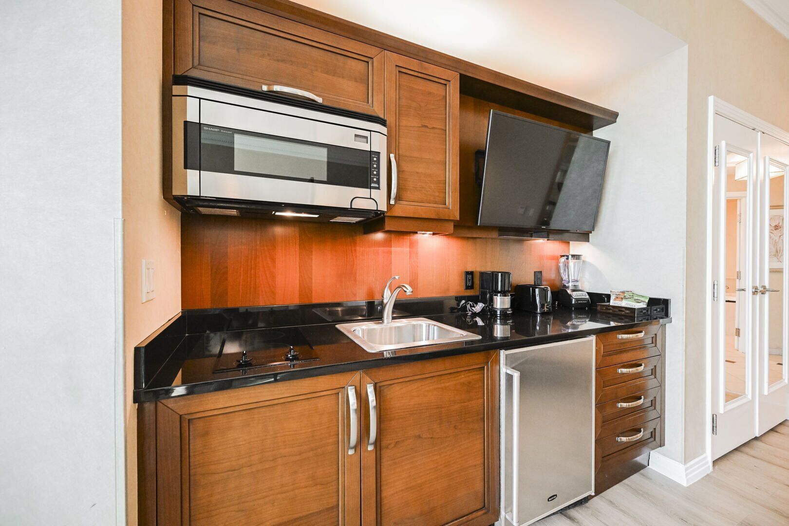 Kjøleskap, mikrobølgeovn, ovn og kokeplater