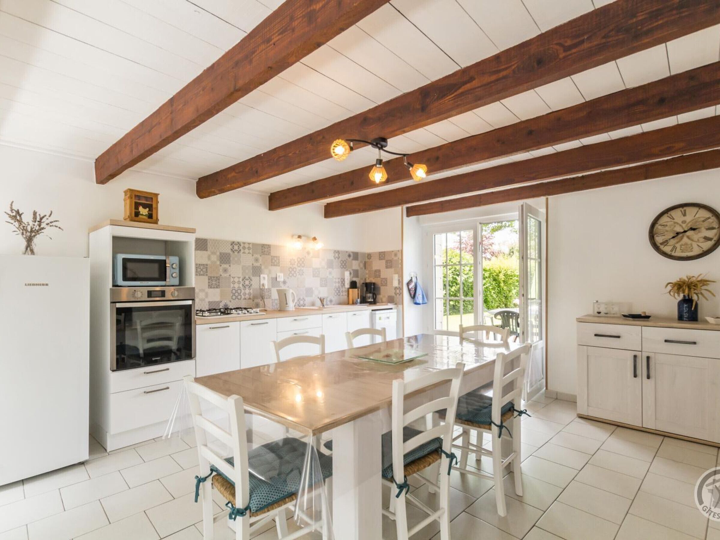 Een koelkast, een magnetron, een oven, een vaatwasser