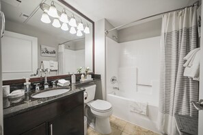 Secador de cabelo, toalhas de banho