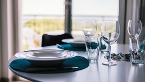 A dining table with plates, cutlery, and glasses set for a meal. - Italianway - Le Terrazze sul Mare (Diano Marina)