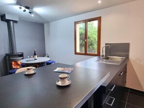 Fridge, microwave, dishwasher - Cozy gîte with air conditioning, perfect for hikers (Véranne)