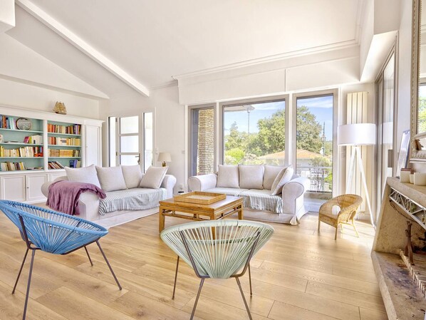 TV, fireplace - Spacious Family Home Near Moulleau Beach, Sleeps 12, Sunny Terraces, Peaceful Garden (Arcachon)