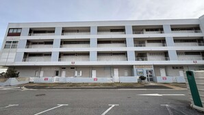 A multi-story parking garage with a flat roof and multiple levels of parking.