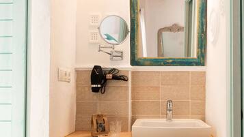 Shower, rainfall showerhead, free toiletries, hair dryer