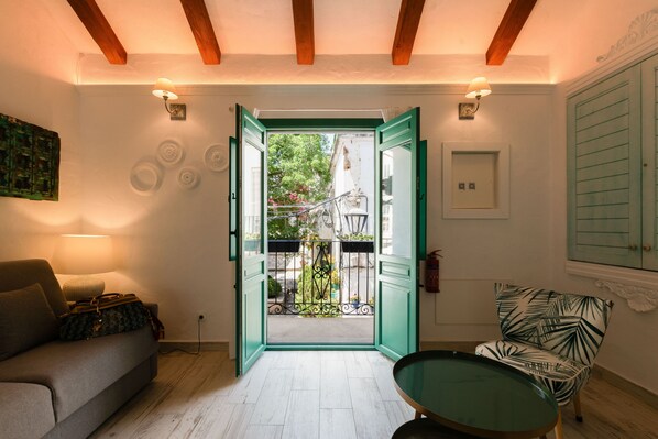 Luxury-Apartment, Terrasse | Wohnbereich | 43-Zoll-Smart-TV mit Kabelempfang, Netflix, Streaming-Dienste