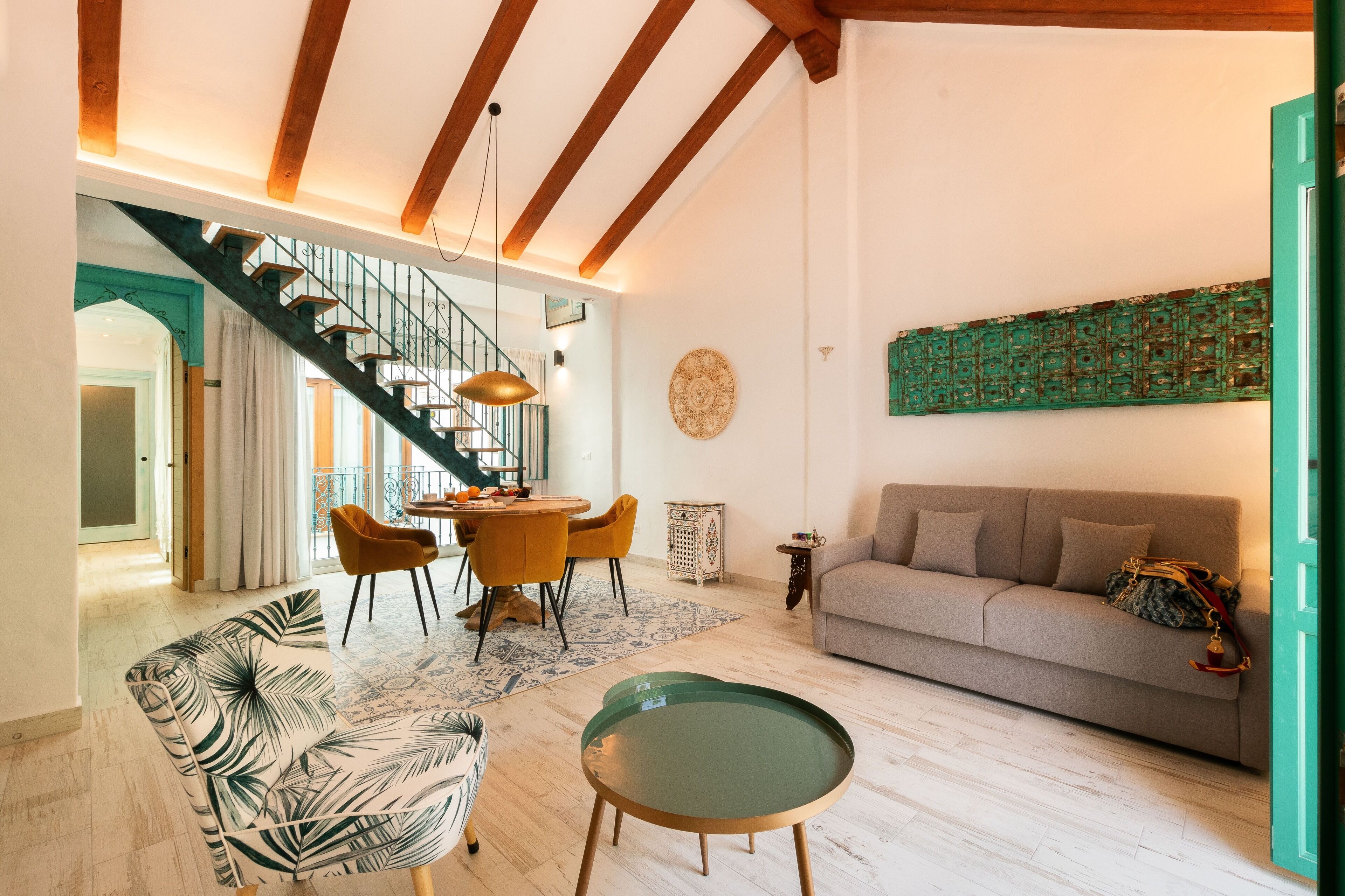 Luksusleilighet, terrasse | Oppholdsområde | En 43-tommers smart-TV med kabel-kanaler samt Netflix