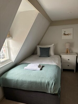3 bedrooms, desk, iron/ironing board, free WiFi