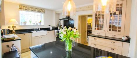 Kylskåp, ugn, spishäll och diskmaskin