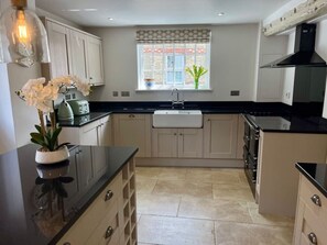 冷蔵庫、オーブン、コンロ、食器洗い機