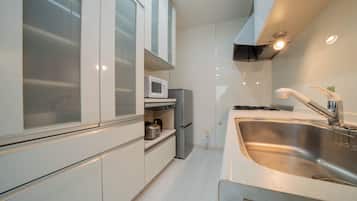 Habitación familiar | Cocina privada | Refrigerador con congelador, microondas, parrilla de estufa y arrocera