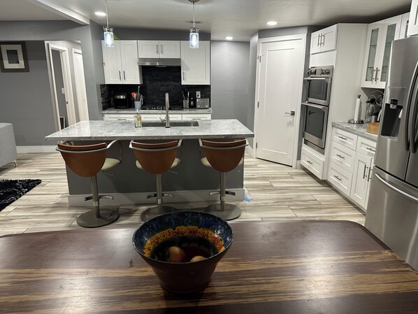 Fridge, microwave, oven, stovetop - 5 Bedroom House, Backyard Sand Volleyball Court, Horseshoe Pit Close 2  UofA (Tucson)