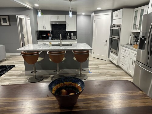 5 Bedroom House, Backyard Sand Volleyball Court, Horseshoe Pit Close 2  UofA