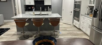 5 Bedroom House, Backyard Sand Volleyball Court, Horseshoe Pit Close 2  UofA