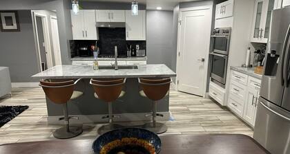 5 Bedroom House, Backyard Sand Volleyball Court, Horseshoe Pit Close 2 UofA