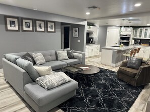 Smart TV, video games, computer monitors - 5 Bedroom House, Backyard Sand Volleyball Court, Horseshoe Pit Close 2  UofA (Tucson)