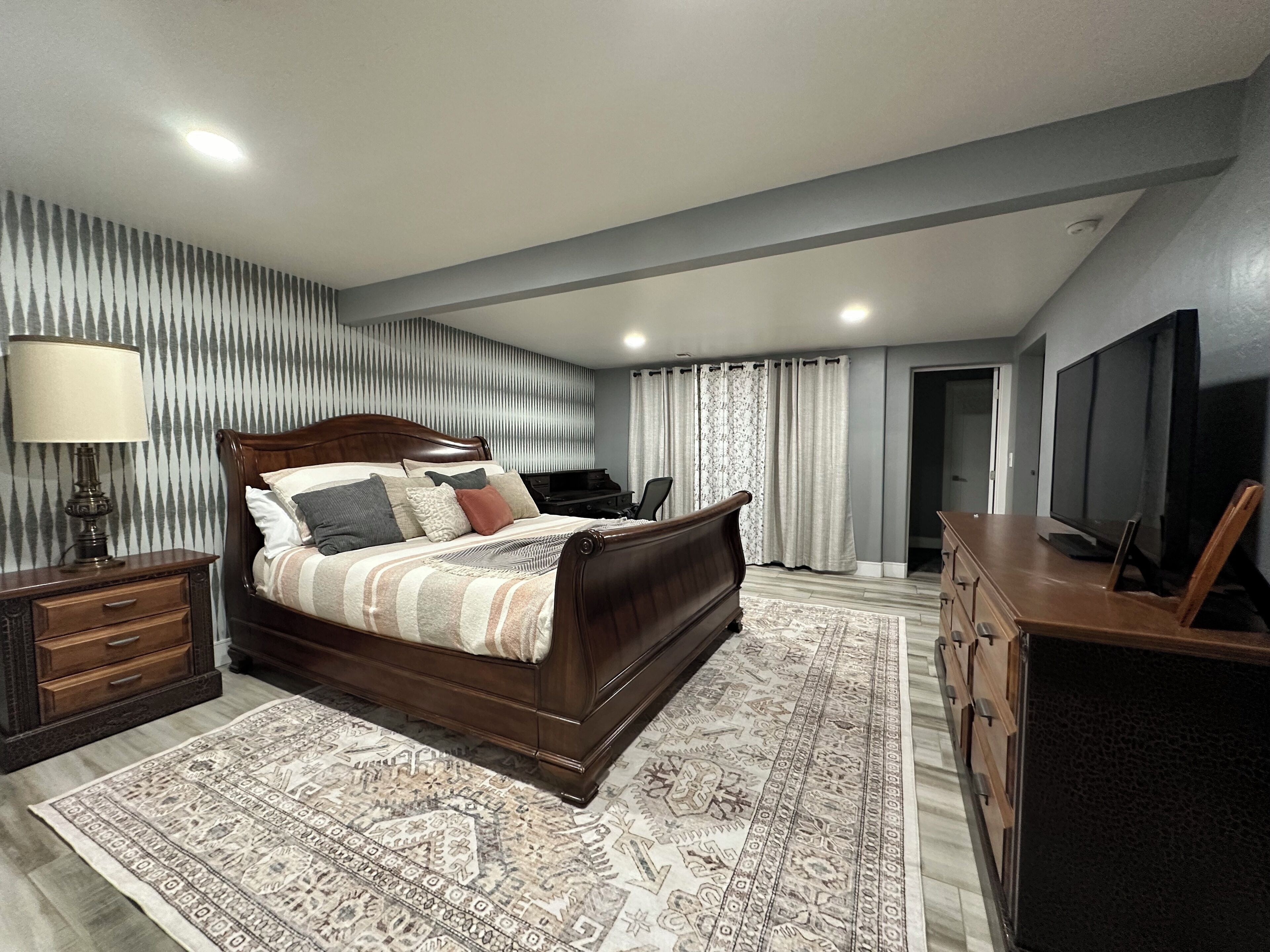 5 habitaciones, escritorio y tabla de planchar con plancha 