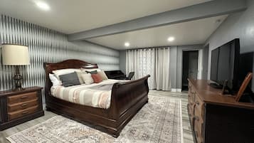 5 habitaciones, escritorio y tabla de planchar con plancha