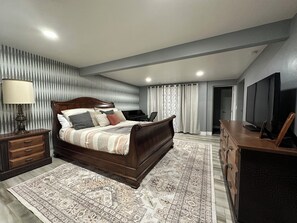 5 bedrooms, desk, iron/ironing board, travel cot