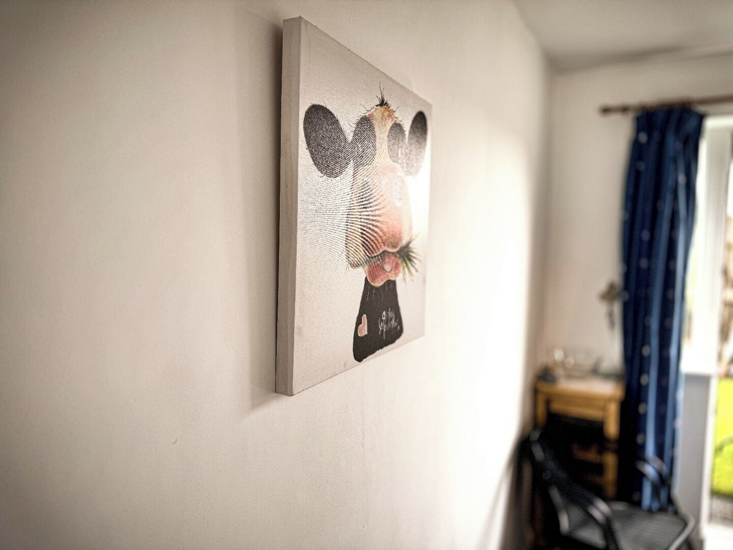 Un'opera d'arte incorniciata appesa a una parete.