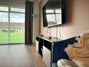 Smart TV - Dog Friendly Kessingland Chalet | Coastal Retreat (Kessingland)