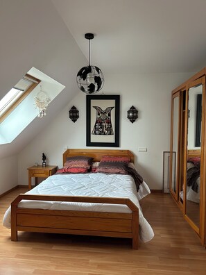 4 slaapkamers, een strijkplank/strijkijzer, reisbedje, gratis wifi