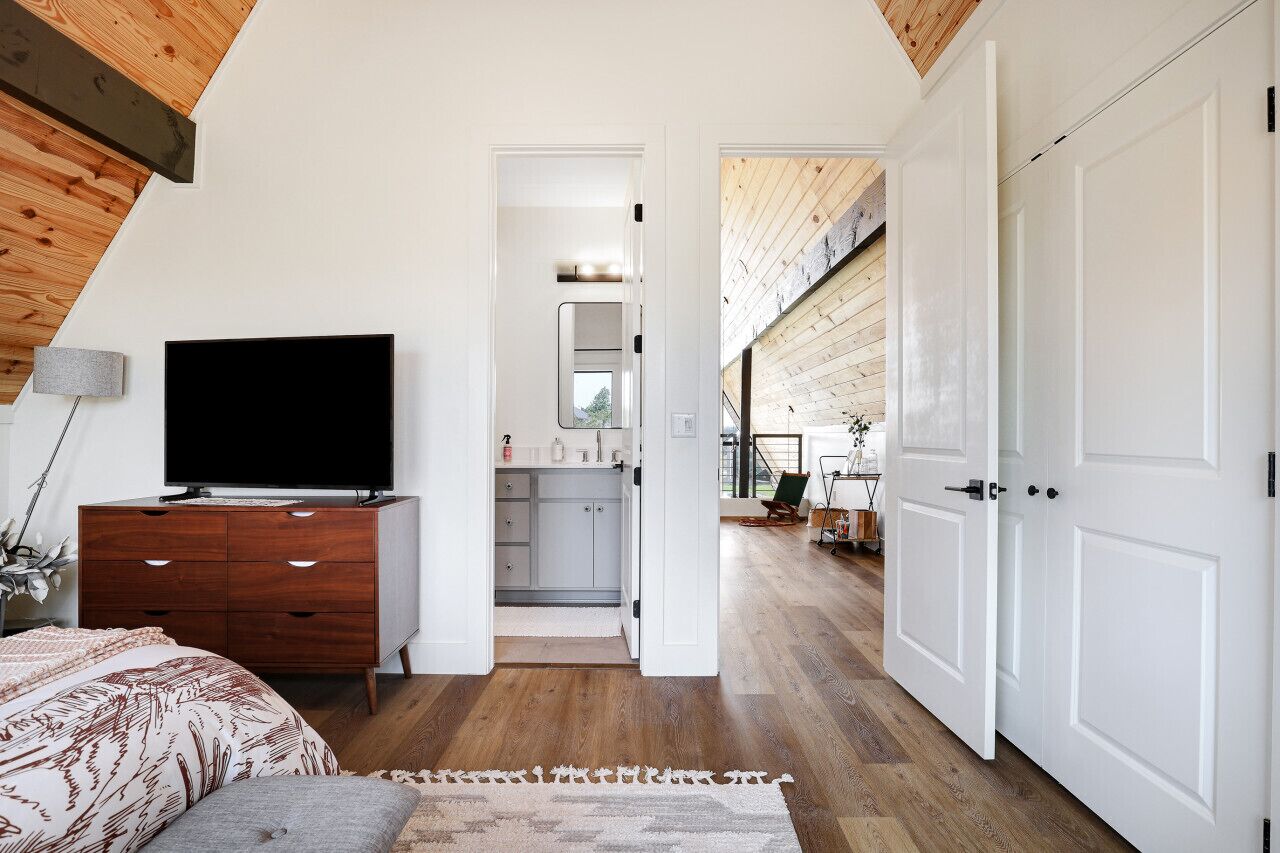 3 habitaciones, escritorio y tabla de planchar con plancha 