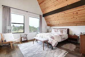 3 chambres, bureau, fer et planche à repasser, lit de bébé portatif