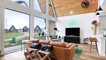 Smart TV, libros y estéreo