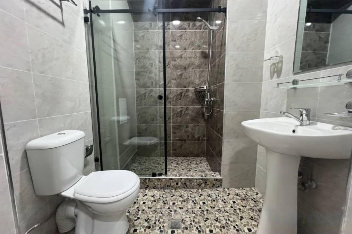 Phòng tắm | Máy sấy tóc, dép đi trong nhà, sàn nhà có sưởi, khăn tắm 