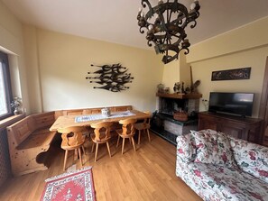 Smart TV, fireplace