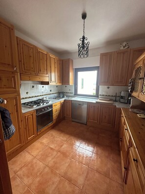 Réfrigérateur, four, plaque de cuisson, lave-vaisselle