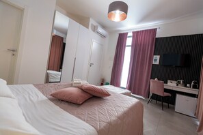 2 bedrooms, travel cot, WiFi, bed sheets