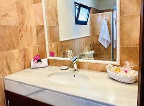Shower, hair dryer, towels, soap - Villa Lisi Playa Blanca Lujo y Confort (Playa Blanca)