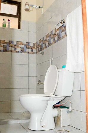 Familie appartement, uitzicht op stad | Badkamer | Een douche, een regendouche, gratis toiletartikelen, pantoffels