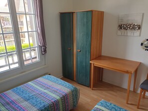 2 habitaciones, tabla de planchar con plancha, wifi y ropa de cama 