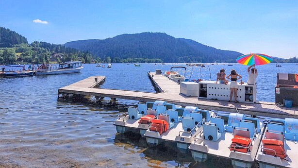 A dock with boats, a pier with seating, and a mountainous backdrop. - Gorgeous home in Gérardmer with sauna (Gérardmer)
