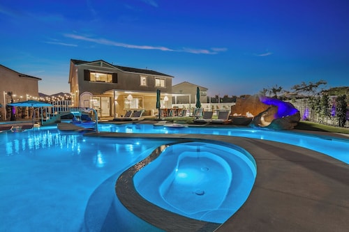 Electric Slide- Lazy River, Pickleball, Resort backyard & Game room