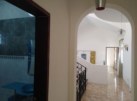 Innenbereich. Big house located near metro center, hospital, and restaurants