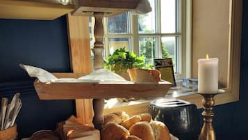 Free daily buffet breakfast