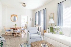 TV - Downtown LG | Stay by the Ice Plant | Sleeps 17 (La Grange)