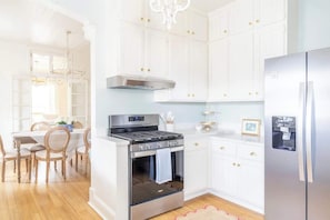 Fridge, microwave, oven, stovetop - Downtown LG | Stay by the Ice Plant | Sleeps 17 (La Grange)