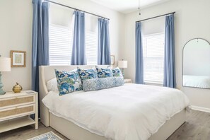 6 bedrooms, WiFi, bed sheets - Downtown LG | Stay by the Ice Plant | Sleeps 17 (La Grange)