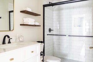 Shower, hair dryer - Downtown LG | Stay by the Ice Plant | Sleeps 17 (La Grange)