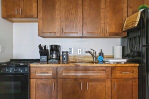 Fridge, oven, stovetop, coffee/tea maker