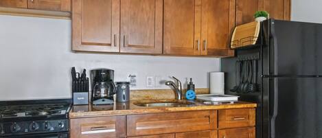 Réfrigérateur, four, plaque de cuisson, cafetière/bouilloire