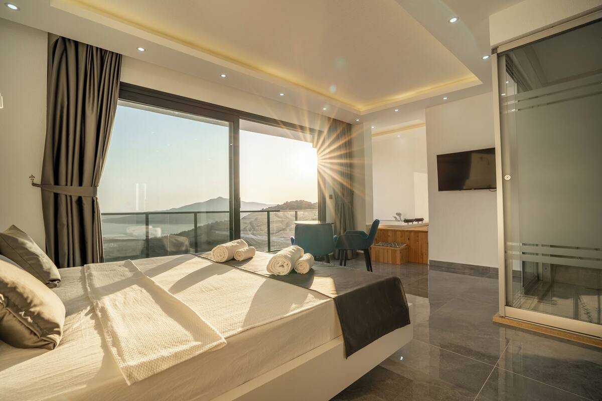 Une chambre d’hôtel moderne avec un grand lit, un bureau et une vue sur la ville.