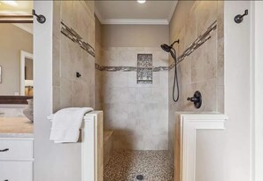 Een douche, een haardroger, handdoeken