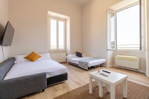 Quadrupla familiare, vista città | Una scrivania, postazione laptop, Wi-Fi gratuito