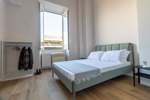 Camera Superior, vista città | Una scrivania, postazione laptop, Wi-Fi gratuito