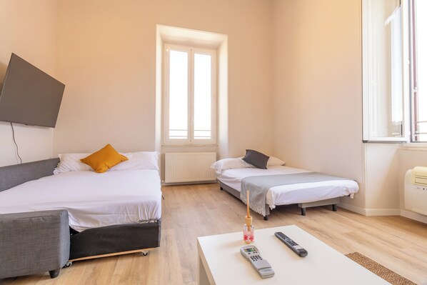 Quadrupla familiare, vista città | Una scrivania, postazione laptop, Wi-Fi gratuito